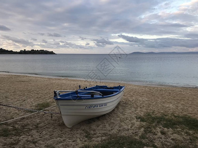 日落时分在海边的船风景如画图片