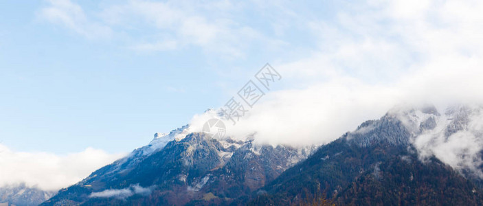 在高雪山的多云风景图片