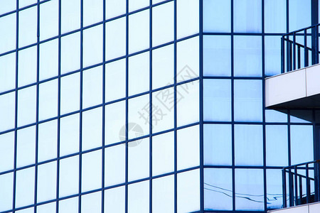 高楼办公大楼有蓝色玻璃关闭图片