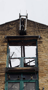 一座废弃的废弃工业仓库建筑屋顶缺图片