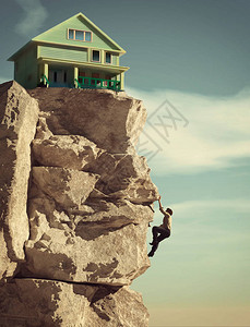 人爬上山到房子图片
