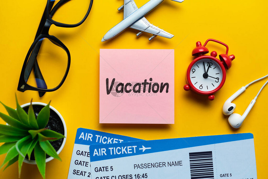 在机票和飞机旁边贴标签的假期概图片