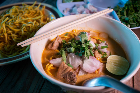 Khaosoi传统泰国美食图片