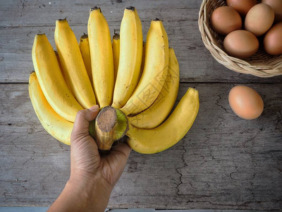 香蕉用鸡蛋和手图片