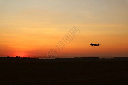 一架飞机起飞到落日的天空的剪影图片