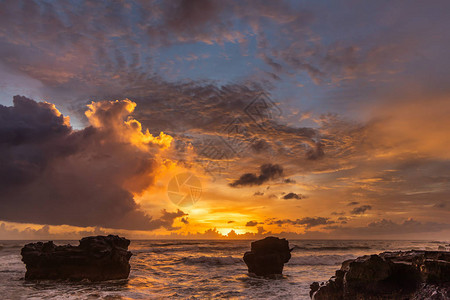 巴厘岛令人惊叹的多彩明亮热带日落红图片