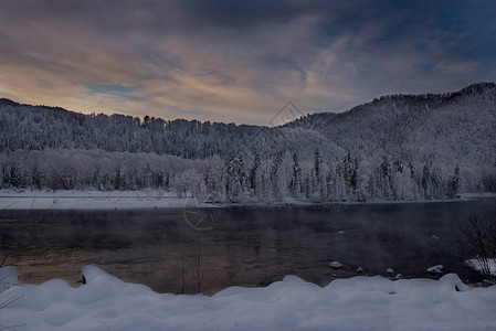 雪源软胶囊俄罗斯阿尔泰山Teletskoye湖源附近的比亚河西伯利亚背景