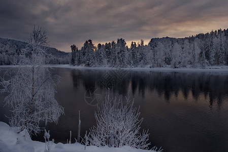 雪源软胶囊俄罗斯阿尔泰山Teletskoye湖源附近的比亚河西伯利亚背景