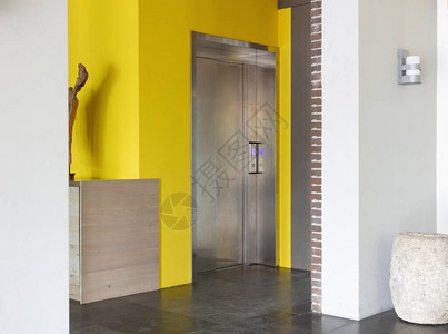 现代建筑内的单电梯门图片