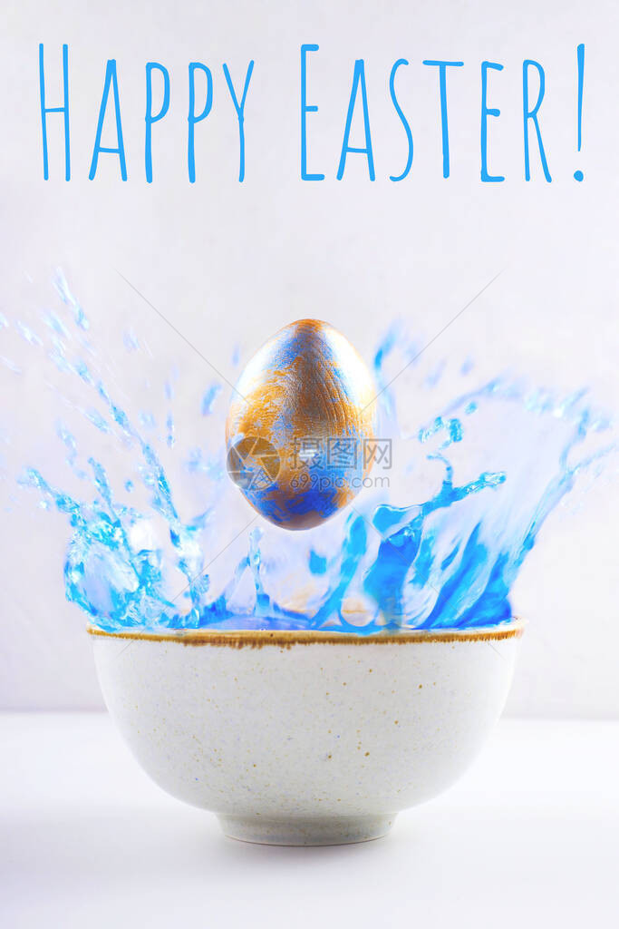 一个蓝色和的彩绘珍珠复活节彩蛋在一碗蓝色油漆中飞舞刻字复活节快图片