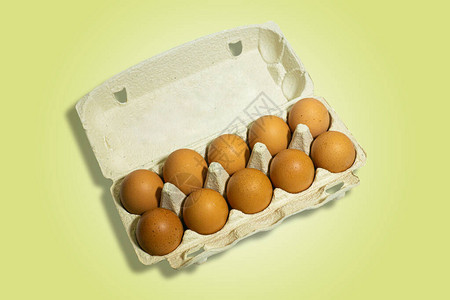 纸质鸡蛋盒中10个棕色鸡蛋图片