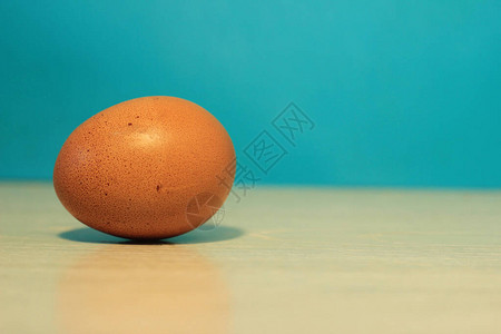 桌上的褐蛋图片