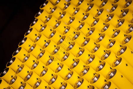 碱电池AA尺寸几个电池排成一排同样的黄色电池的特写镜头图片
