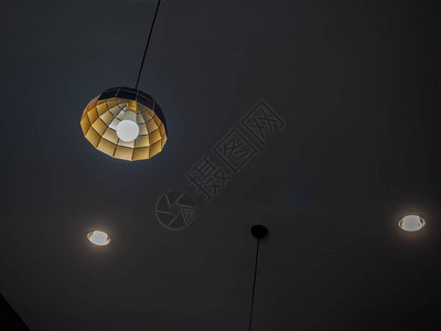 现代天花板上的灯光挂在天花板上背景图片