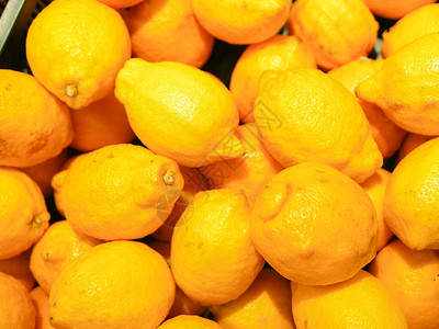 柜台上的成熟黄柠檬在商店窗口中收集黄色柠檬关闭新年水果概念图片