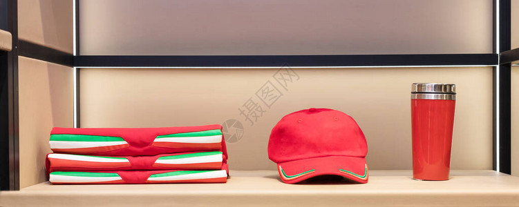红色杯帽和t恤套装隔离图片