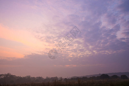 早晨的天空和阳光背景图片