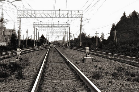 铁路线延伸至远处黑图片