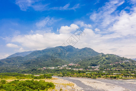 天空下山河的金芒花景观背景图片