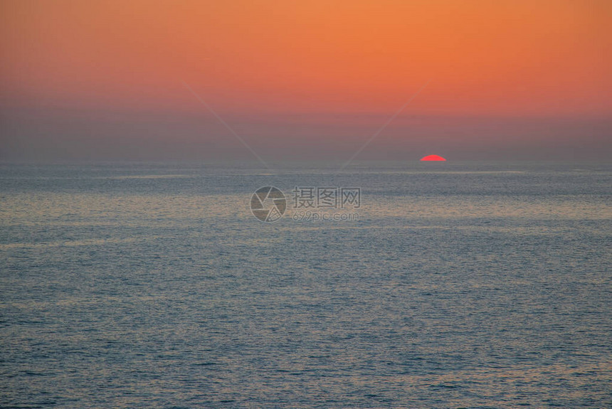 橙色太阳在海平线上落下大西洋图片