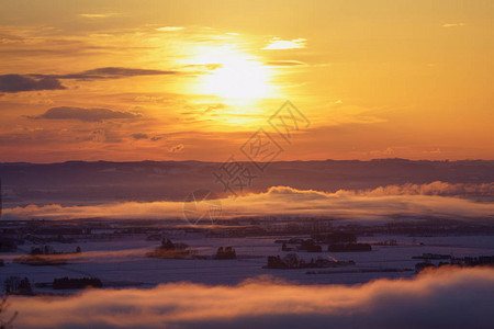 清晨的日出和冰雾背景图片