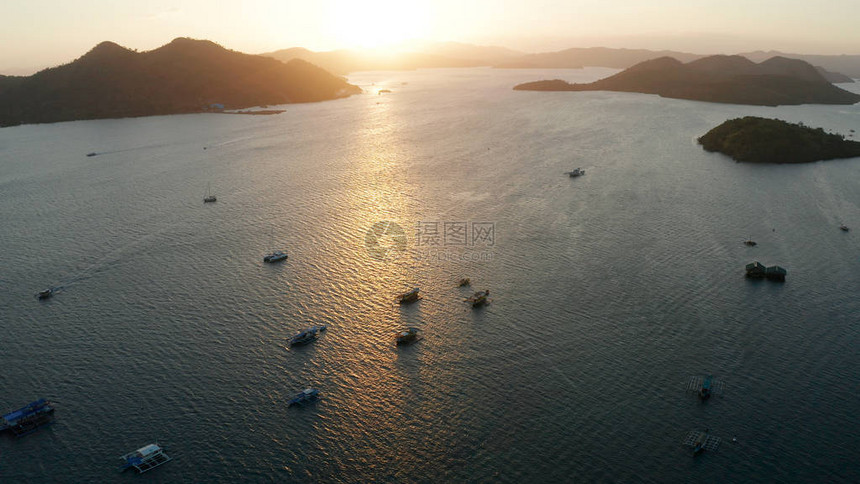 鸟瞰图有小船的海湾在日落在海与岛的日落傍晚的菲律宾群岛Busuanga图片