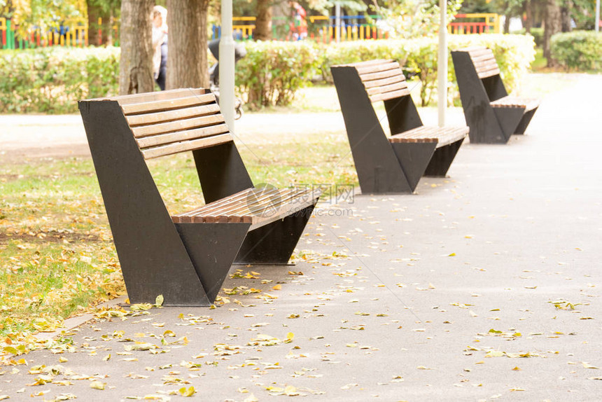 美丽的长木凳在秋天公园图片