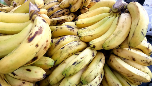 印度街头市场上的一束新鲜香蕉背景图片