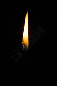 黑色背景上的蜡烛火焰蜡烛燃图片