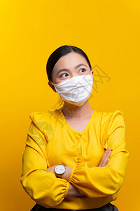 身戴防护面罩的亚裔妇女在保护和黄图片