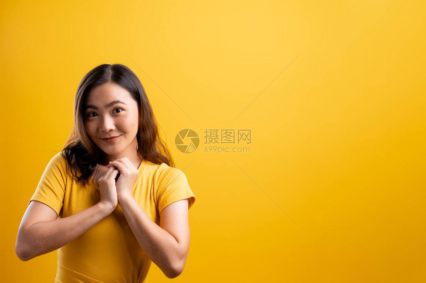 女对孤立的黄色背景表示衷图片