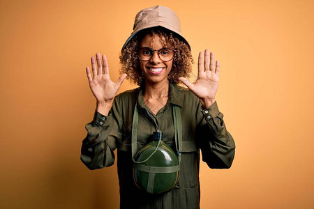 年轻的非洲裔美国旅游女在度假时戴着探险者帽和水食堂图片