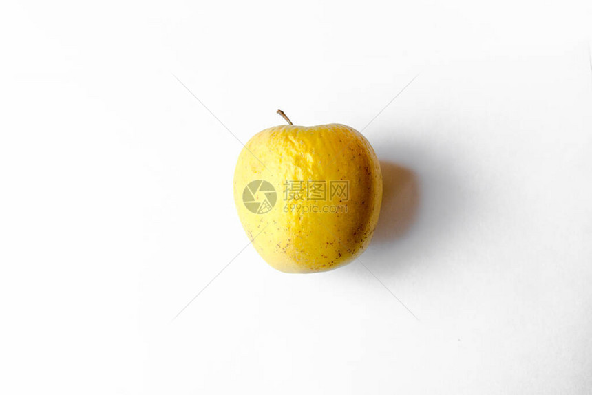 白色背景上的老干黄苹果图片