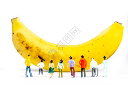 黄色香蕉和白色背景上的微型模背景图片