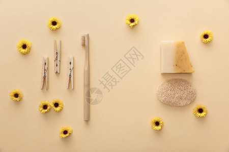 木制衣物牙刷天然肥皂和花朵在蜜图片