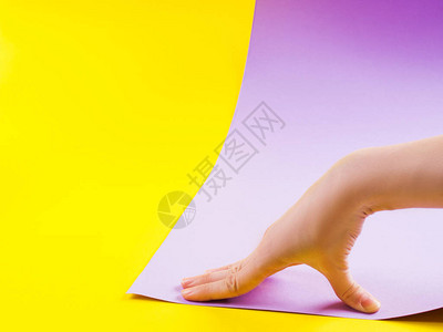 女在抽象的黄色和紫色纸面背景中作为蜗牛图片