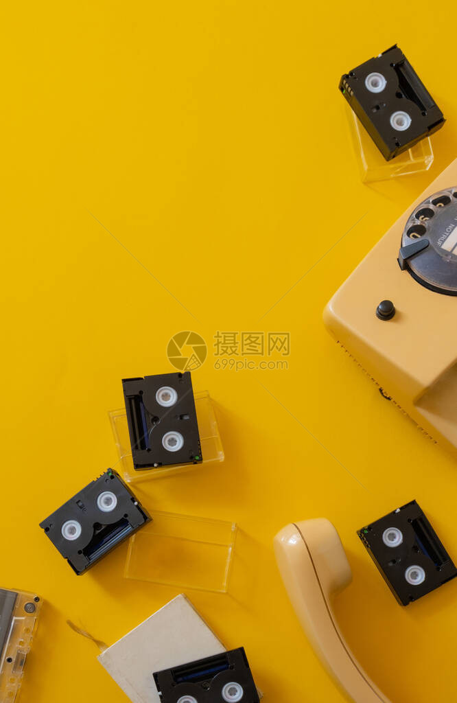 黄色背景顶层视图复制空间的变黑录影带磁和图片