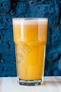 黄色的冰雪橙色芒果用一个大杯玻璃图片