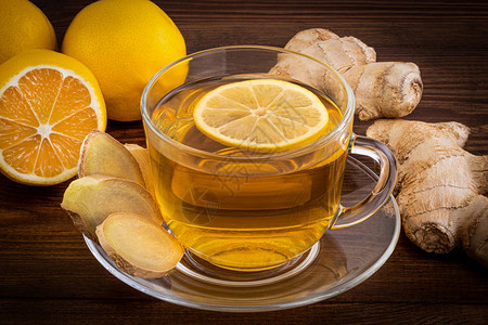 一杯姜茶加柠檬蜂蜜和姜根图片