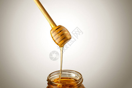 蜂蜜流入罐子图片