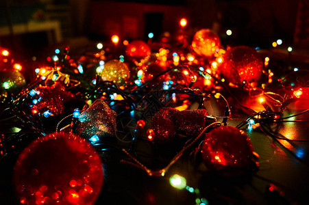 横向明亮的圣诞花园和圣诞装饰品背景闪亮的彩色成分设计概图片