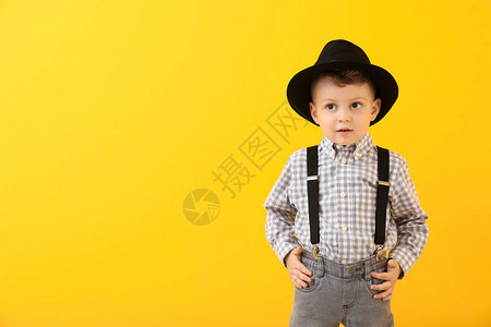 彩色背景下时尚小男孩的肖像图片