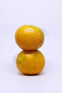 白色背景上的橙色有机水果图片