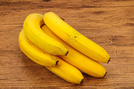 甜美可口的香蕉堆在背景图片