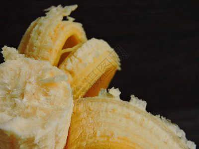 剥皮的黄色香蕉香蕉皮宏图片