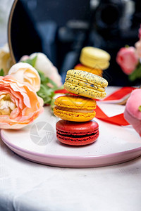 一堆五颜六色的现代蛋糕饼干马卡龙在盘子上庆祝浪漫派对生日图片