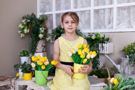 穿黄色洋装的可爱少女穿图片