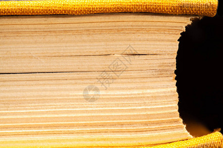 旧黄色页面和厚书封面的侧背景图片