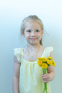 在演播室的小女孩穿着黄色礼服的黄色花朵图片