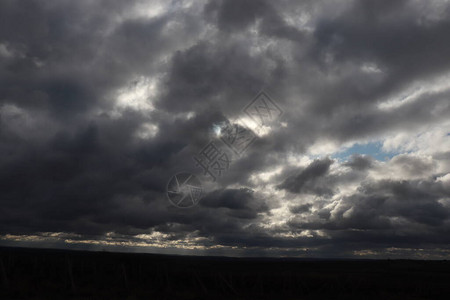 寒冬的云天乌云图片
